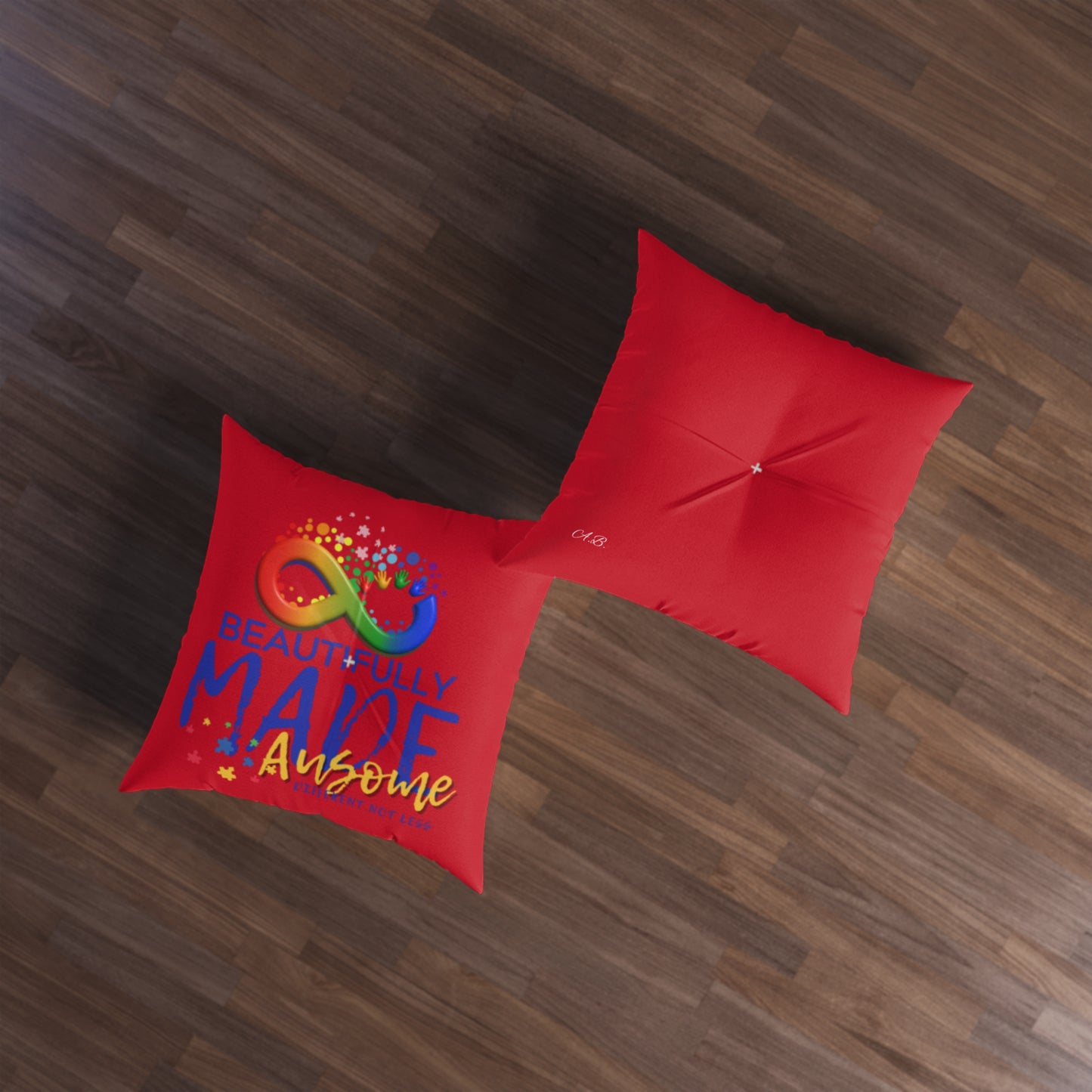 Hermosa y elegante almohada de piso con mechones rojos, cuadrada